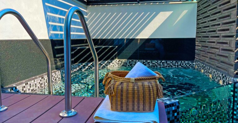 CADILLAC_EXPEDIA_HIDEAWAYJACUZZI4