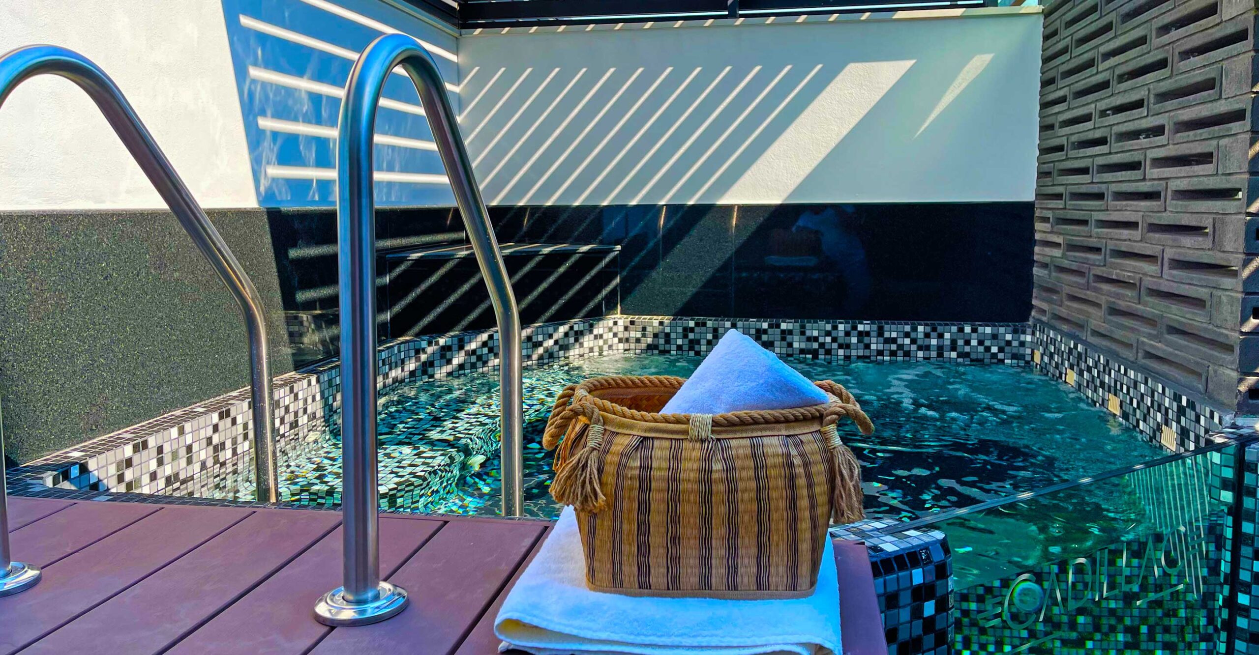 CADILLAC_EXPEDIA_HIDEAWAYJACUZZI4